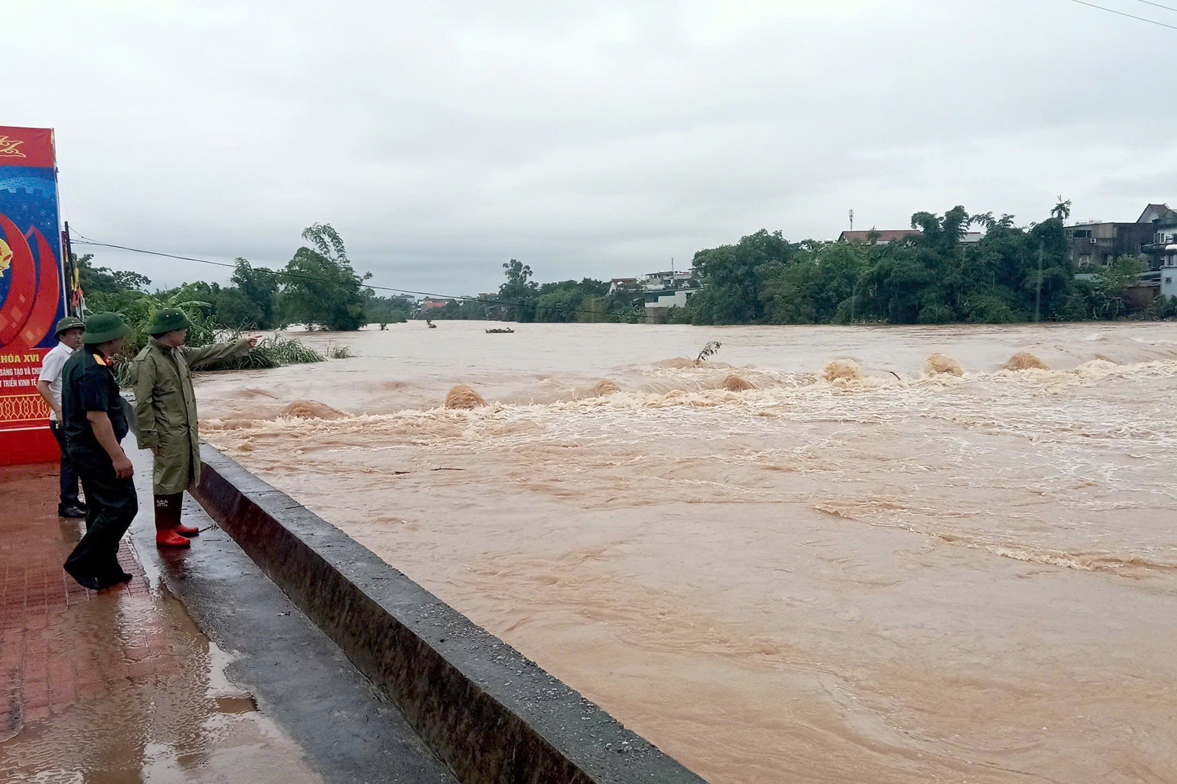Quảng Ninh: Nước lũ bất ngờ tràn vào trụ sở xã, cuộc họp phải dừng giữa chừng - 3