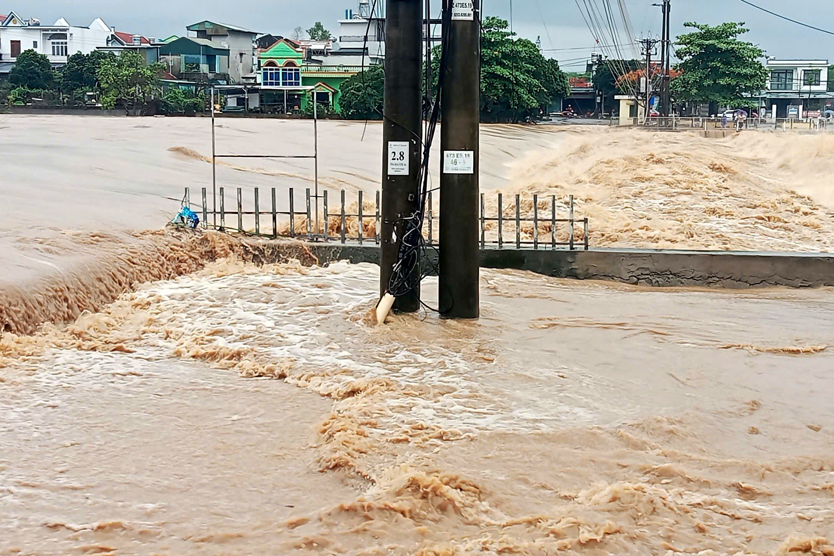 Quảng Ninh: Nước lũ bất ngờ tràn vào trụ sở xã, cuộc họp phải dừng giữa chừng - 4