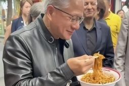 Mì trộn zhajiangmian, trà đào Mixue 'cháy hàng' sau bữa ăn của tỷ phú Jensen Huang