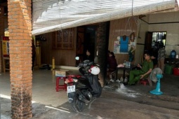Gia đình phát hiện người đàn ông 65 tuổi tử vong với dao cắm trên người