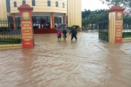 Quảng Ninh: Nước lũ bất ngờ tràn vào trụ sở xã, cuộc họp phải dừng giữa chừng