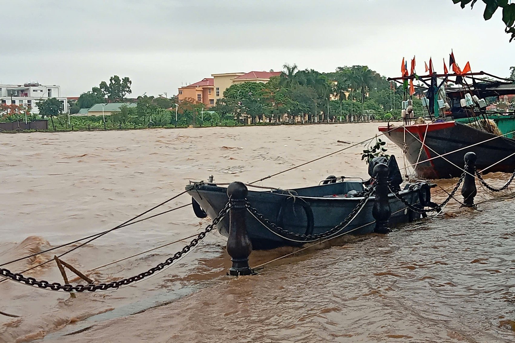 Quảng Ninh: Nước lũ bất ngờ tràn vào trụ sở xã, cuộc họp phải dừng giữa chừng - 6