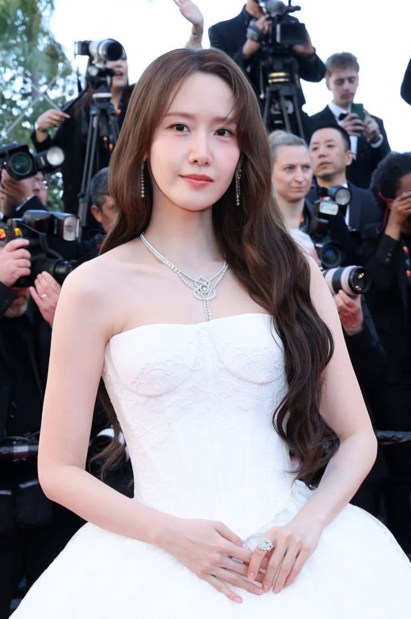 YoonA trở lại tham dự Cannes lần thứ hai trong sự nghiệp. Nữ diễn viên được mời tham dự sự kiện với tư cách đại diện của thương hiệu trang sức cao cấp Qeelin. Năm nay, cô xuất hiện trong chiếc váy trắng cổ điển kết hợp trang sức hình hoa, đơn giản nhưng sang trọng.