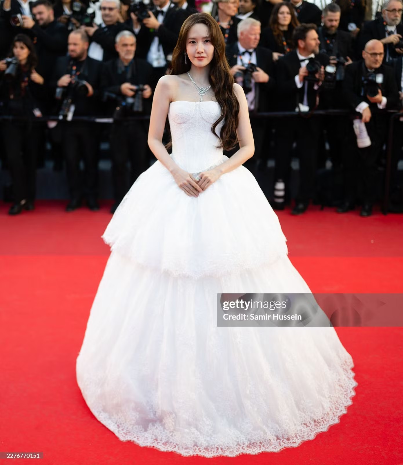 YoonA trở lại tham dự Cannes lần thứ hai trong sự nghiệp. Nữ diễn viên được mời tham dự sự kiện với tư cách đại diện của thương hiệu trang sức cao cấp Qeelin. Năm nay, cô xuất hiện trong chiếc váy trắng cổ điển kết hợp trang sức hình hoa, đơn giản nhưng sang trọng.