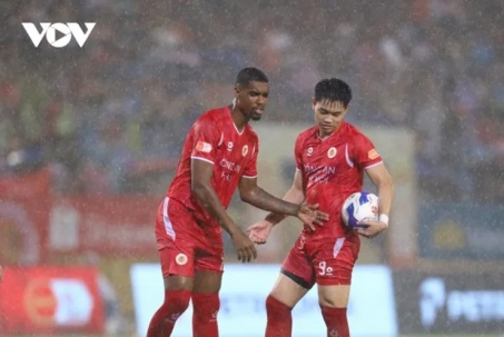 Alan và Đình Bắc tranh đá phạt đền trong ngày CLB CAHN vô địch V-League