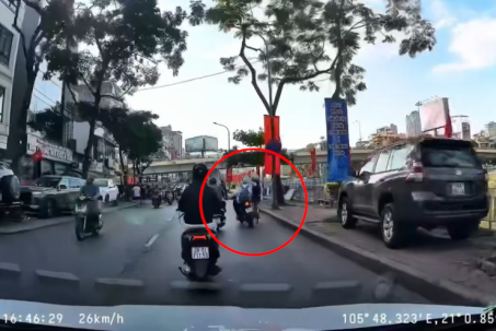Clip: Bức xúc nam sinh lạng lách đâm ngã cô gái rồi thản nhiên phóng xe bỏ đi