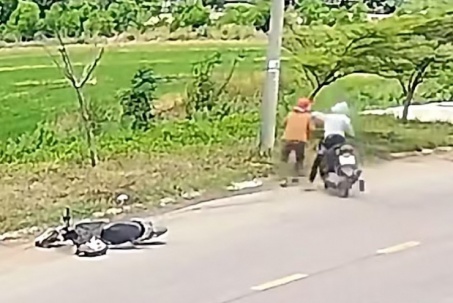 Giật dây chuyền vàng xong tên cướp quay lại đe doạ nạn nhân đưa nốt mặt dây