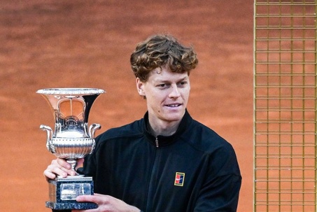 Sinner hoàn tất bộ sưu tập danh hiệu đặc biệt nhất lịch sử, được Djokovic chúc mừng