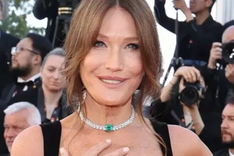 Cựu Đệ nhất phu nhân Pháp chiếm trọn thảm đỏ Cannes