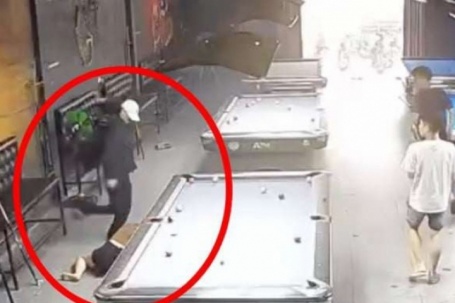 Công an triệu tập nam thanh niên lao vào quán bida đánh đập, đạp vào mặt nữ nhân viên