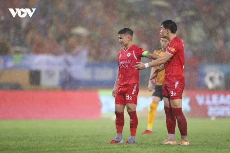 Với tư cách đội trưởng, Quang Hải khuyên bảo Đình Bắc và quyết định để Alan đá phạt đền.&nbsp;