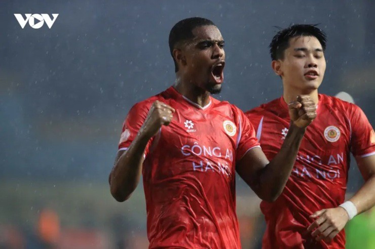 Sau pha ghi bàn, Alan và Đình Bắc ăn mừng cùng nhau.&nbsp;