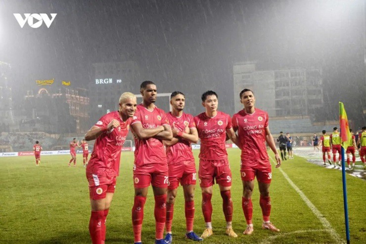 Sau đó, CLB CAHN còn ghi thêm 1 bàn thắng nữa để ấn định chiến thắng 2-0, qua đó chính thức lên ngôi vô địch V-League.&nbsp;