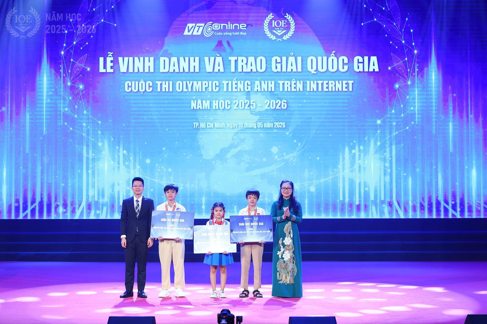 Học sinh xuất sắc toàn quốc được vinh danh và trao Huy chương tại sự kiện