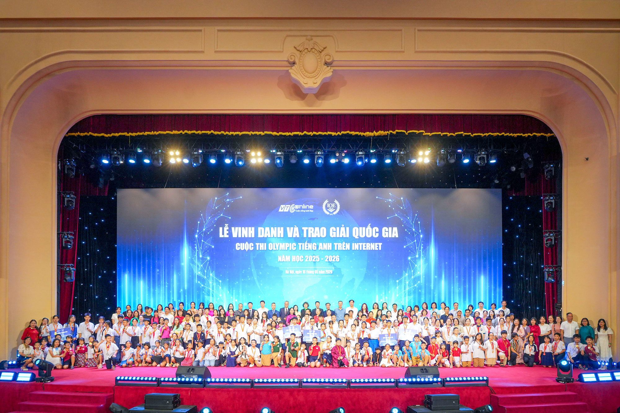 Đại biểu, giáo viên, phụ huynh và học sinh tham dự Lễ Vinh danh và Trao giải Quốc gia IOE năm học 2025-2026