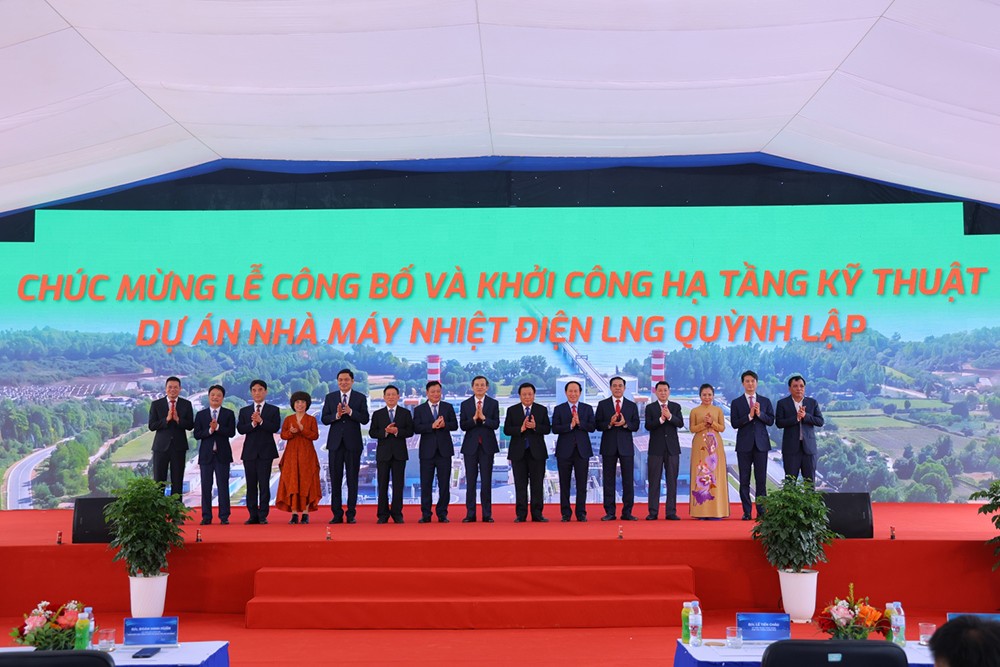 Các đại biểu thực hiện nghi thức khởi công hạ tầng kỹ thuật dự án NMD LNG Quỳnh Lập