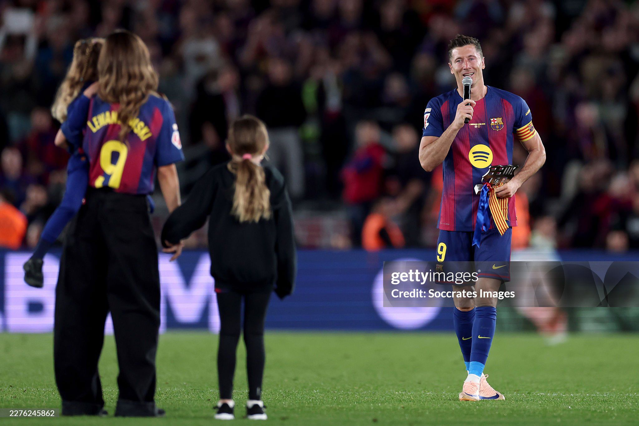 Lewandowski nghẹn ngào vẫy chào Nou Camp, Barca tái lập kỳ tích sân nhà sau 66 năm - 6