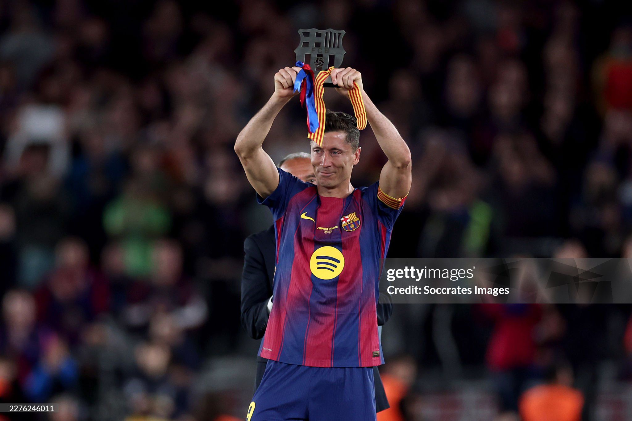 Lewandowski nghẹn ngào vẫy chào Nou Camp, Barca tái lập kỳ tích sân nhà sau 66 năm - 7