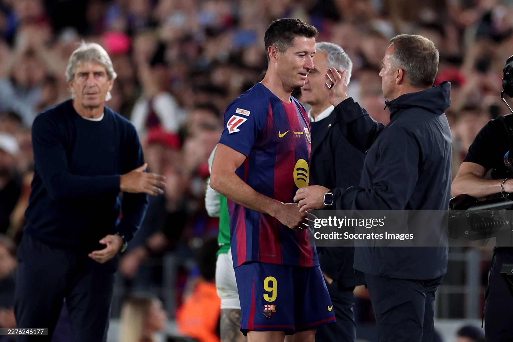 Lewandowski nghẹn ngào vẫy chào Nou Camp, Barca tái lập kỳ tích sân nhà sau 66 năm - 8