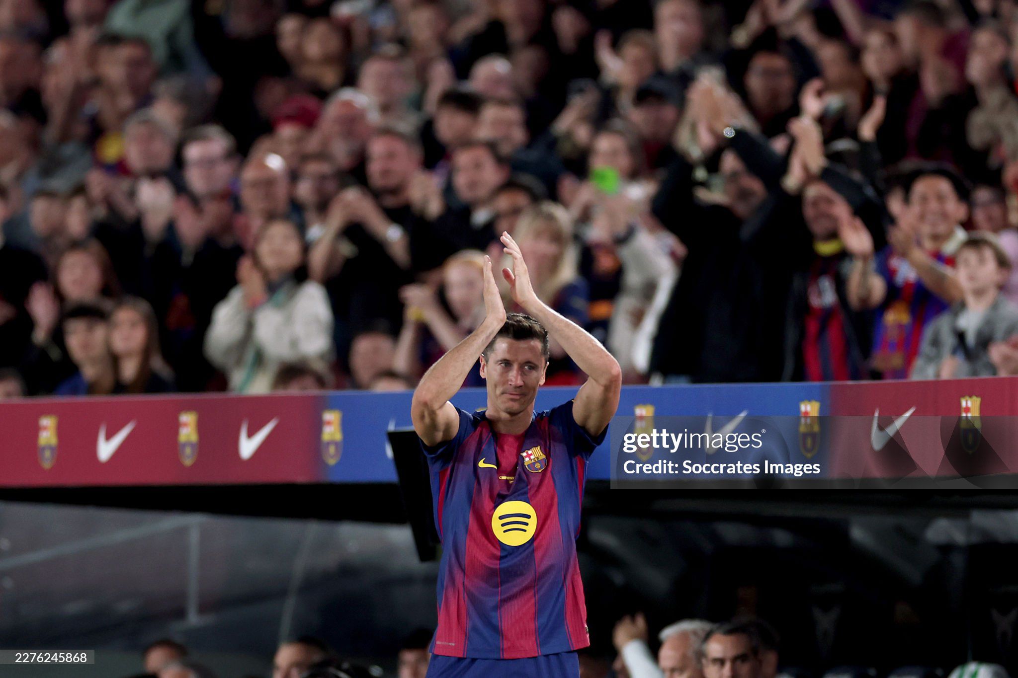 Lewandowski nghẹn ngào vẫy chào Nou Camp, Barca tái lập kỳ tích sân nhà sau 66 năm - 2