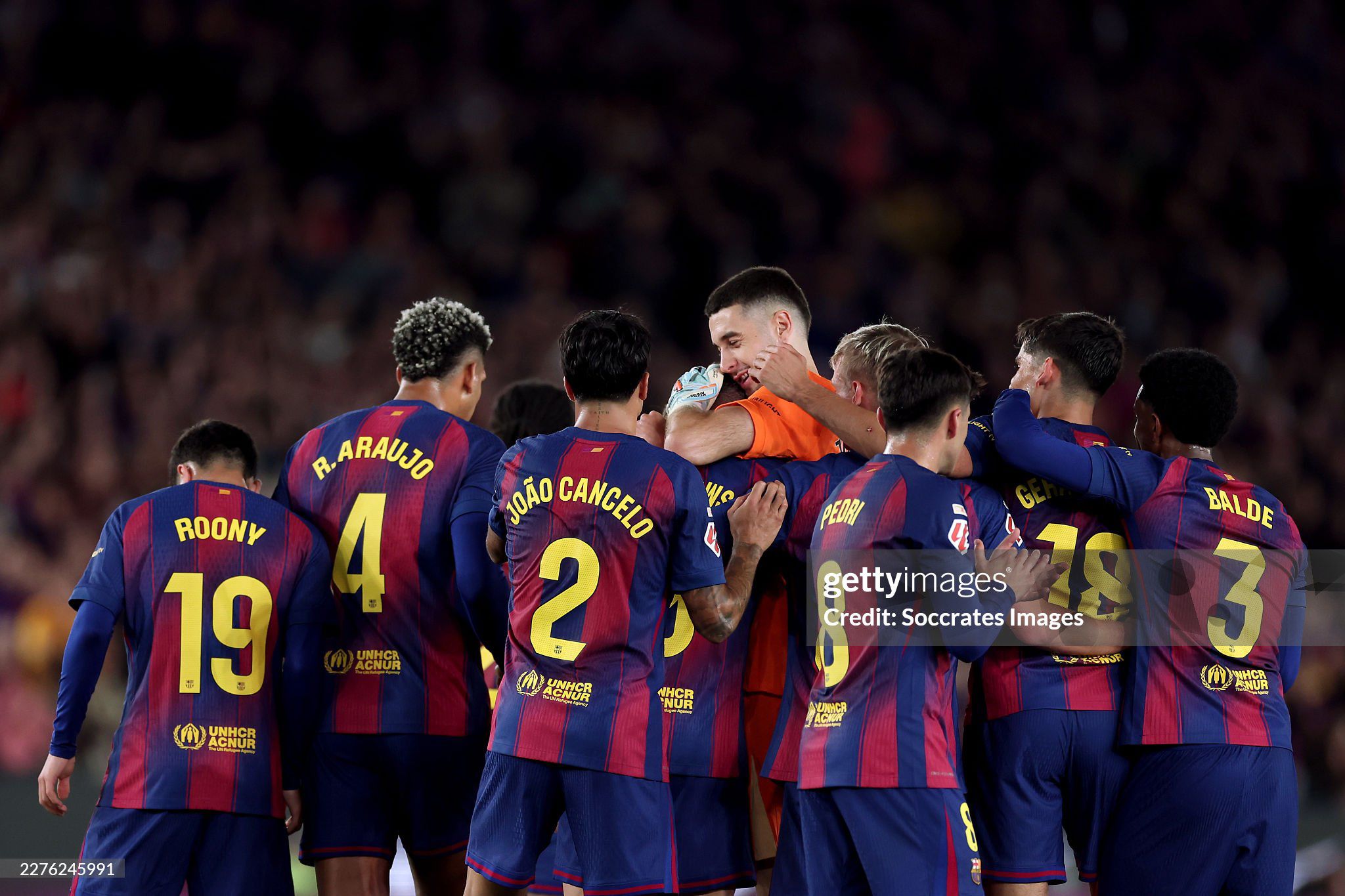 Lewandowski nghẹn ngào vẫy chào Nou Camp, Barca tái lập kỳ tích sân nhà sau 66 năm - 3