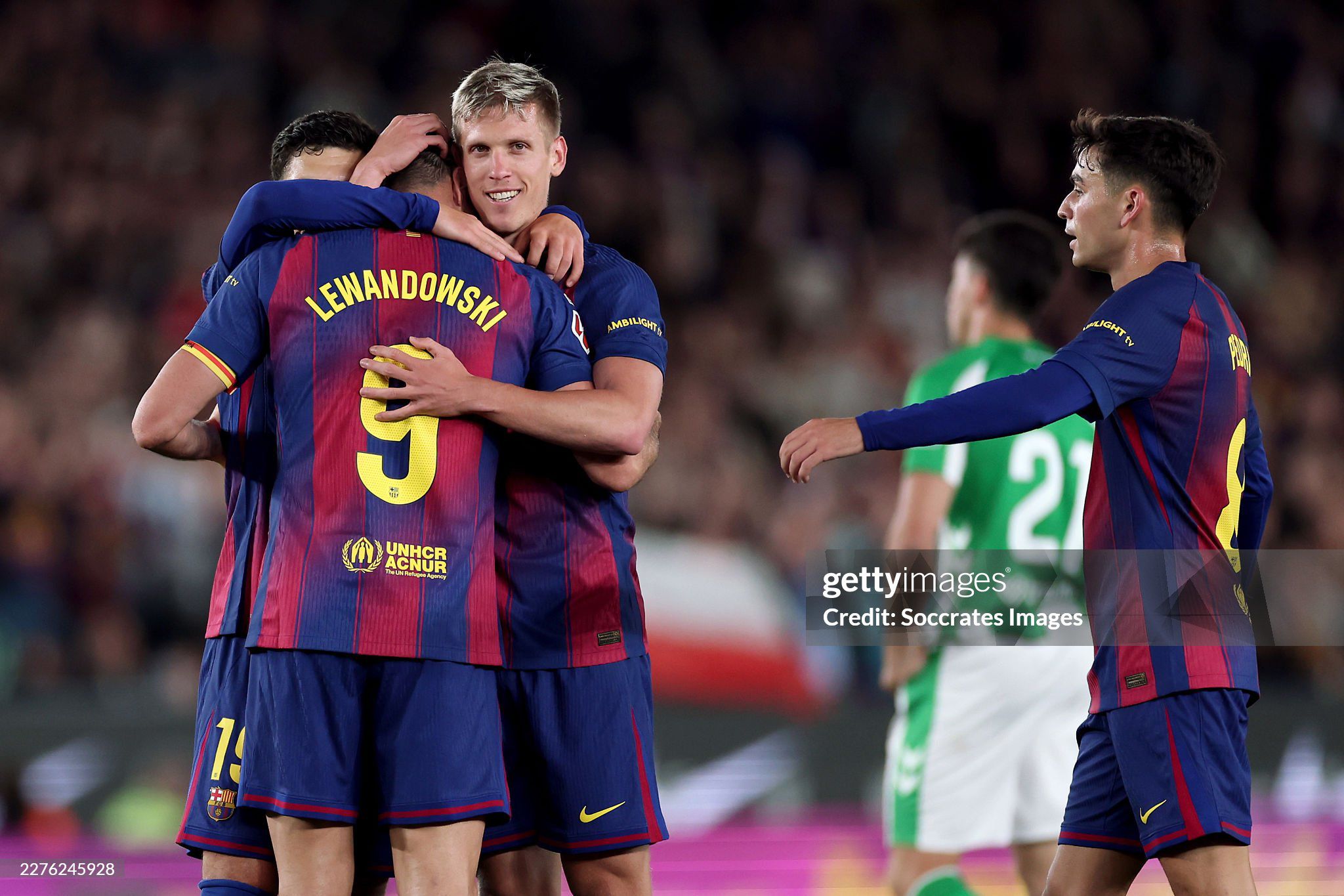 Lewandowski nghẹn ngào vẫy chào Nou Camp, Barca tái lập kỳ tích sân nhà sau 66 năm - 4