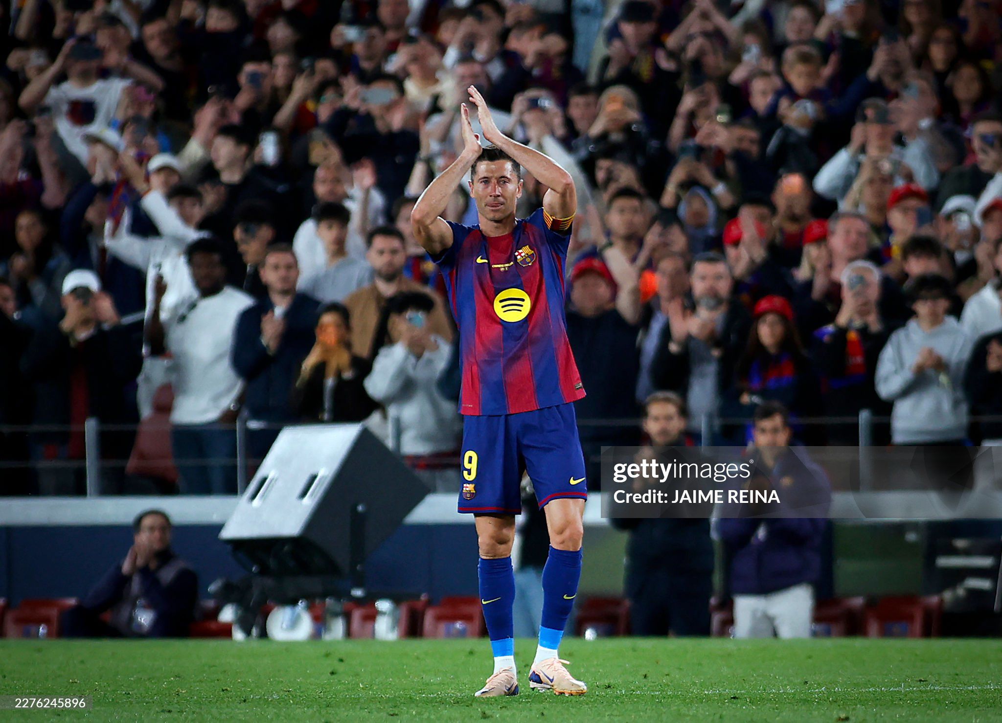 Lewandowski nghẹn ngào nói lời tạm biệt với người hâm mộ tại Nou Camp