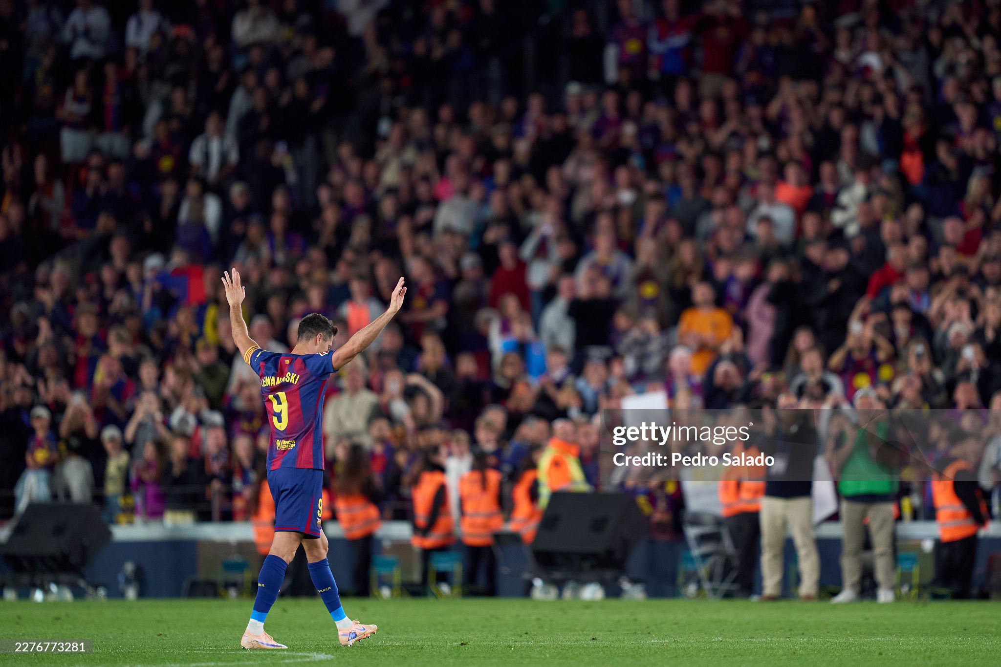 Lewandowski nghẹn ngào vẫy chào Nou Camp, Barca tái lập kỳ tích sân nhà sau 66 năm - 9