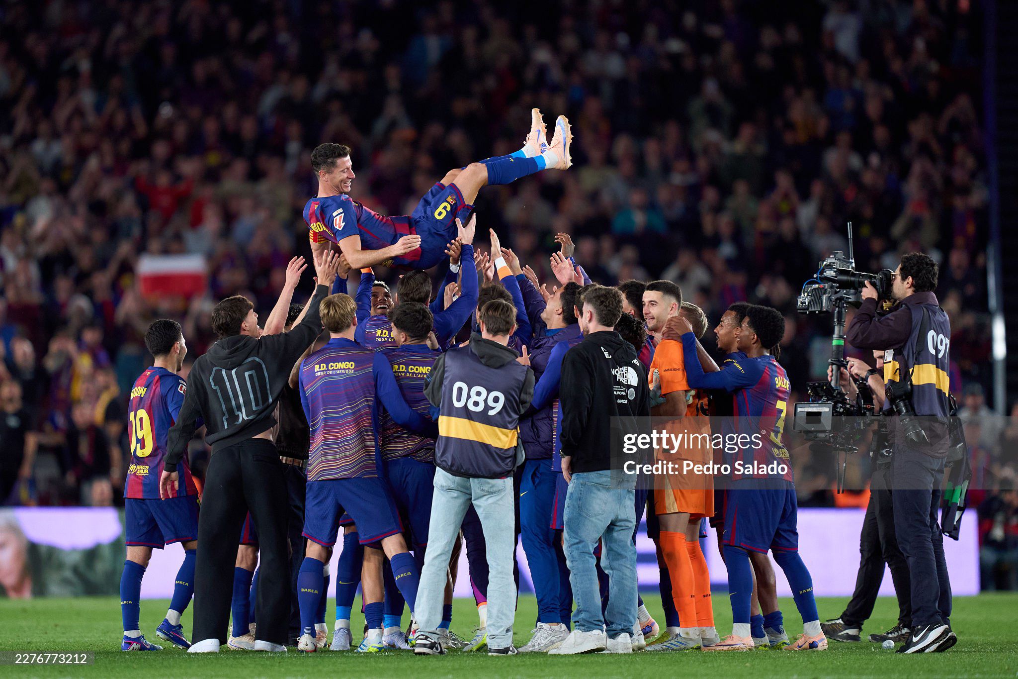 Lewandowski được Barca tri ân