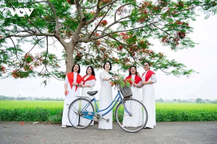 Rực rỡ đường hoa phượng ở Bắc Ninh, thu hút đông đảo du khách đến check in - 8