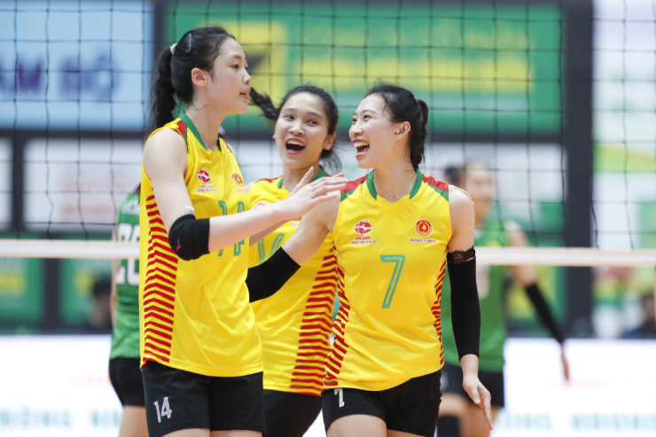 Quỳnh Hương (số 14) và các cô gái&nbsp;Thông tin - BĐ19 chơi thăng hoa trong set 1. Ảnh Anh Khoa