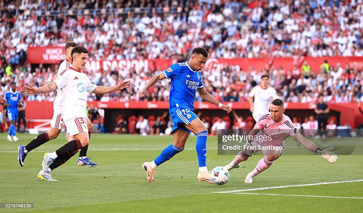 Trận đấu giữa Real Madrid (áo xanh) và Sevilla diễn ra căng thẳng