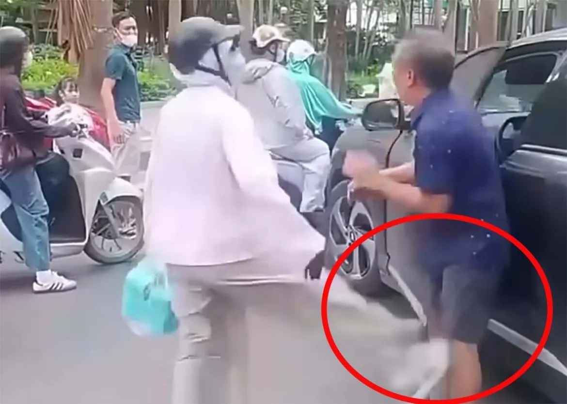 Không chỉ xúc phạm, người phụ nữ liên tục tát vào phần đầu và đá vào cơ thể nam tài xế lớn tuổi (Ảnh cắt từ clip)