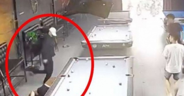 Công an triệu tập nam thanh niên lao vào quán bida đánh đập, đạp vào mặt nữ nhân viên