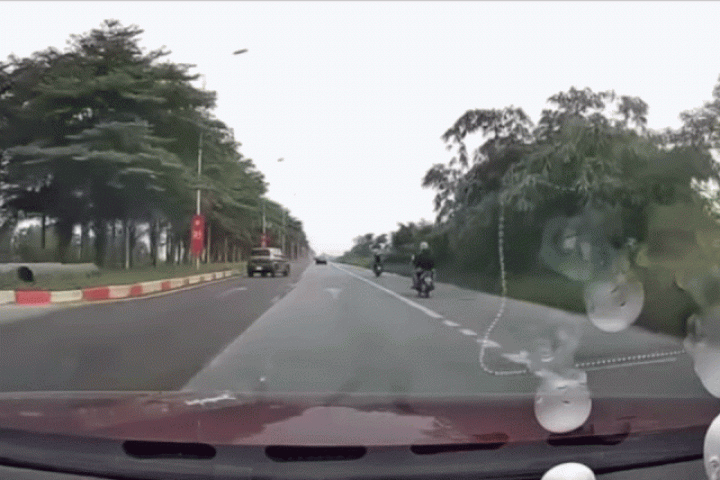 Clip: Ô tô mất lái đâm văng người đi xe máy