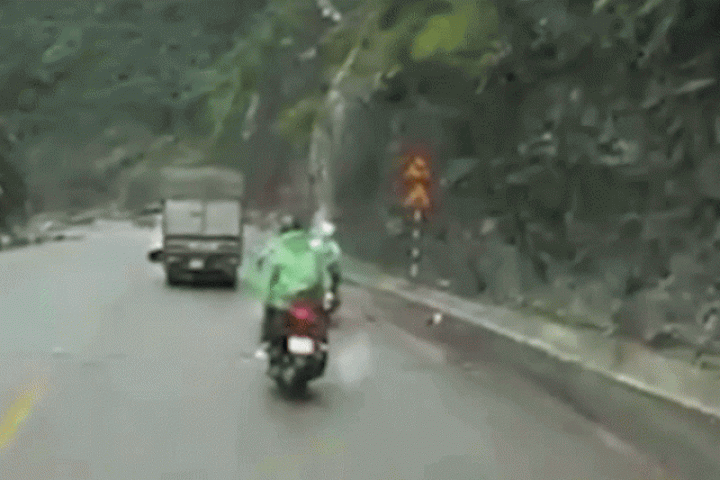 Khoảnh khắc đá rơi trúng người đi xe máy trên đèo Thung Khe
