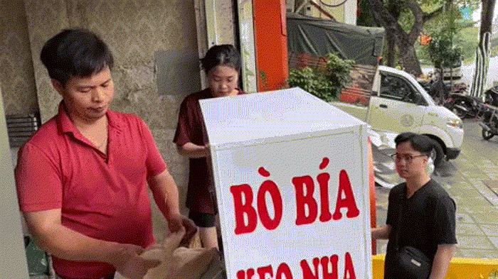 Người đàn ông bán bò bía có ‘thói quen lạ’, khách chờ cả tiếng để mua - 2