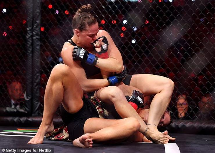 Rousey thắng chóng vánh bằng đòn bẻ tay
