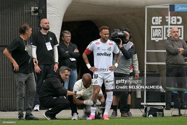 Neymar vừa bị đau, vừa tức vì sai sót của trọng tài