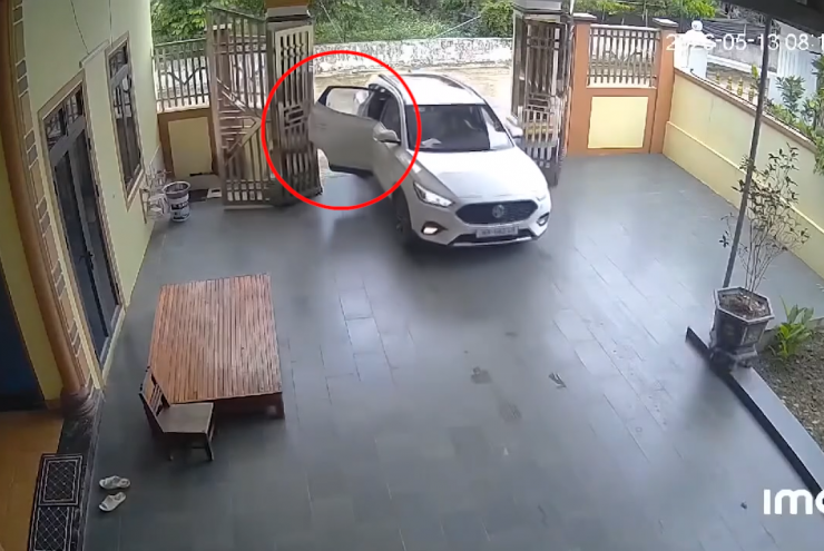 Clip: Lùi xe bất cẩn, nữ tài xế làm hỏng cánh cửa xe