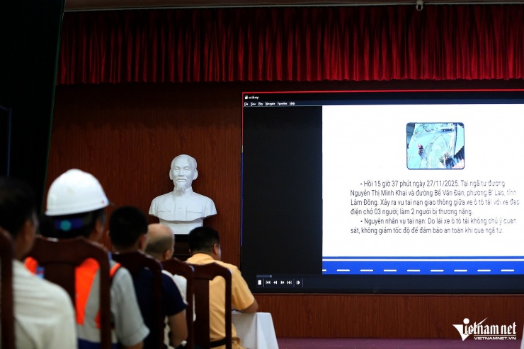 CSGT Hà Nội cho tài xế xem clip tai nạn, nhiều người 'giật mình' - 1