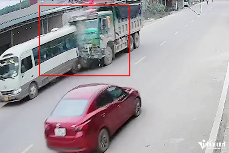 CSGT Hà Nội cho tài xế xem clip tai nạn, nhiều người 'giật mình' - 2