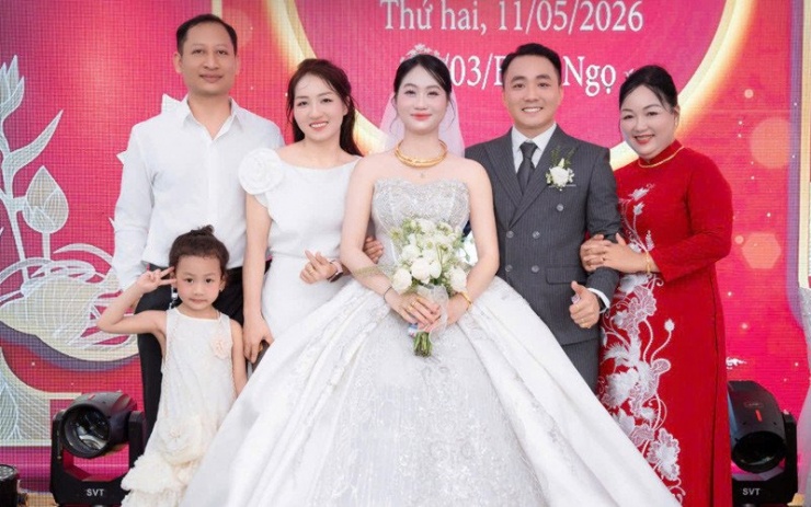 Vợ chồng Đạt chụp ảnh kỷ niệm cùng mẹ (ngoài cùng bên phải) và gia đình em gái&nbsp;