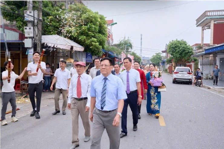 Ông Miêng đại diện nhà trai, dẫn cháu trai đi hỏi cưới&nbsp;