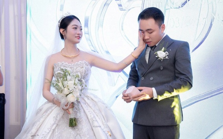 Chú rể Ninh Bình rơi nước mắt trong ngày cưới&nbsp;