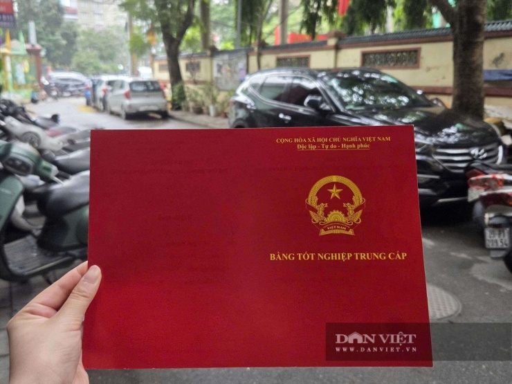 Tấm bằng tốt nghiệp trung cấp y của một học viên đã qua "trung tâm môi giới" ở Ninh Bình. Ảnh PV Dân Việt