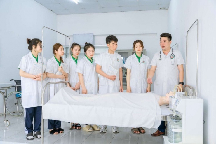 Nhiều năm gần đây, ngành y luôn là ngành học nhận được nhiều sự quan tâm của các bạn thí sinh muốn theo học khối ngành chăm sóc sức khỏe. Y Đa Khoa đang là ngành học hot thu hút lượng thí sinh lớn. Ảnh: NTCC