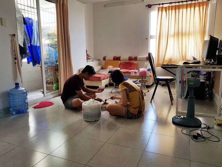 Nhiều cặp vợ chồng trẻ tại Hà Nội có thu nhập cao nhưng không dám mua nhà vì giá nhà vẫn rất cao. Ảnh: TT