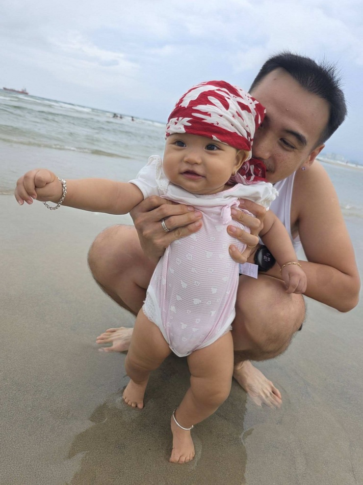 Mới đây, bé Harley - con gái H'Hen Niê lại có chuyến theo mẹ đi công tác ở Đà Nẵng. Trên trang cá nhân, nàng hậu khoe: "Harley tắm biển sáng nay. Em thích lắm cả nhà ơi, mẹ tưởng là em sẽ sợ nhưng không, em khoái lắm, mê tít luôn".