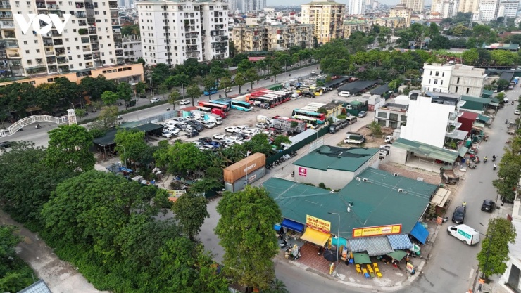Thời gian gần đây, trên địa bàn phường Hoàng Mai, TP Hà Nội xuất hiện hàng loạt bãi trông giữ xe ô tô hoạt động trên đất dự án, đất thương mại dịch vụ và đất nông nghiệp.
